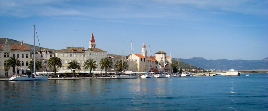 Sailing in Croatia – Stunning view of a yacht cruising through the clear blue waters of the Adriatic Sea, surrounded by the picturesque coastline and islands of Croatia.